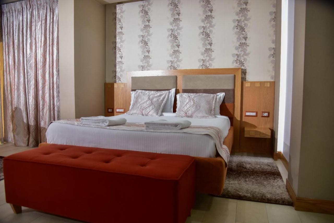 New W Hotel Tiranë Luaran gambar